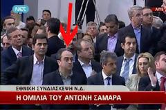 Δίνει τον ρυθμό για τα χειροκροτήματα