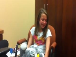 Φωτογραφία για Συγκλονιστικό βίντεο: 10χρονο κωφό κορίτσι ακούει για πρώτη φορά τη φωνή του!