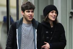 H Keira Knightley αρραβωνιάστηκε