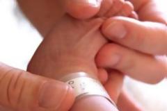 ΑΠΙΣΤΕΥΤΟ: Πουλούσαν το μωρό τους 5.000 ευρώ