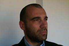 Επίθεση με γιαούρτια σε βουλευτή της Χρυσής Αυγής