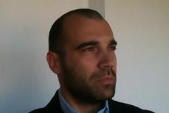 Αντιεξουσιαστές πέταξαν γιαούρτια και καρέκλες σε βουλευτή της Χρυσής Αυγής