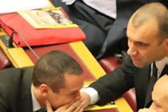 Γιαούρτωσαν τον βουλευτή της Χρυσής Αυγής, Ηλιόπουλο, στο Βόλο