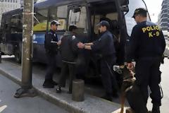 Γιάννενα: Επιχείρηση σκούπα της αστυνομίας για την εκκένωση κτιρίων από λαθρομετανάστες..