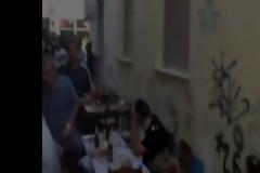 Δείτε το βίντεο από το γιαούρτωμα του βουλευτή της Χρυσής Αυγής Παναγιώτη Ηλιόπουλου