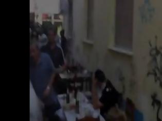 Φωτογραφία για Δείτε το βίντεο από το γιαούρτωμα του βουλευτή της Χρυσής Αυγής Παναγιώτη Ηλιόπουλου