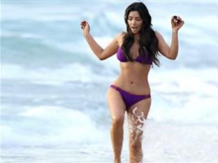 Φωτογραφία για Η Kim Kardashian με μπικίνι πλατσουρίζει στη θάλασσα... (pics)