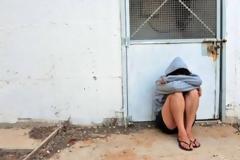 Φρίκη! 19χρονη την είχαν φυλακισμένη σε σπίτι και την κακοποιούσαν