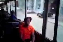 Δείτε τον τύπο που έπεσε από κινούμενο λεωφορείο [video]