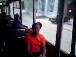 Φωτογραφία για Δείτε τον τύπο που έπεσε από κινούμενο λεωφορείο [video]