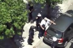 Χρ.Αυγή: Ο βουλευτής έσπαγε, η αστυνομία κοίταζε… [video]