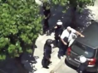 Φωτογραφία για Χρ.Αυγή: Ο βουλευτής έσπαγε, η αστυνομία κοίταζε… [video]
