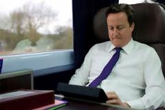Ο David Cameron παίζει Fruit Ninja!