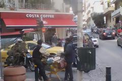 Χαμός στην Αθήνα με τους λαθρομετανάστες με τα κλεμμένα καροτσάκια από τα σουπερ μάρκετ! Κλέβουν μέχρι και πλάκες της ΕΥΔΑΠ!