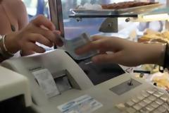 Με χειροπέδες βρέθηκαν ιδιοκτήτες καταστημάτων επειδή δεν έκοβαν αποδείξεις
