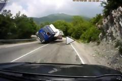 ΑΠΙΣΤΕΥΤΟ VIDEO: Σοκαριστικό ατύχημα!!