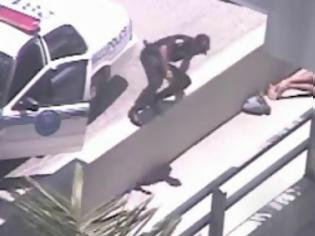 Φωτογραφία για Γυμνός άνδρας πυροβολήθηκε από την αστυνομία καθώς έτρωγε το πρόσωπο του θύματος κάτω απο γέφυρα! (video)