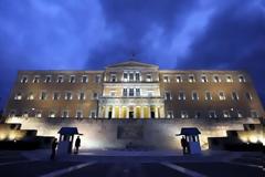 Με το δάκτυλο στη σκανδάλη η τρόικα
