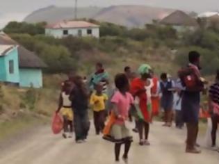 Φωτογραφία για Νότια Αφρική...«Απαγάγουν» νεαρές παρθένες και τις παντρεύουν με φορείς του AIDS για να τους... θεραπεύσουν!  [Βίντεο]