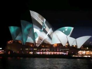 Φωτογραφία για VIDEO: Απίστευτο θέαμα στα πανιά της όπερας του Σύδνεϋ