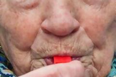 Ηλικιωμένη κούφανε τηλεφωνήτρια χρησιμοποιώντας σφυρίχτρα!