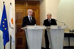 Δεν τους έφτασε η Ελλάδα...Τώρα πάνε να βάλουν στο «χέρι» και την Κύπρο