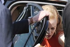 Και κατεβαίνει που λέτε η Nicole Kidman από το αυτοκίνητο... και αποκαλύπτεται!