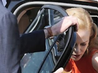 Φωτογραφία για Και κατεβαίνει που λέτε η Nicole Kidman από το αυτοκίνητο... και αποκαλύπτεται!
