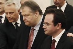 Δεν θέλει αλλά δεν μπορεί κι αλλιώς …