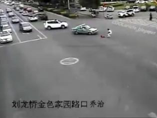 Φωτογραφία για Μάνα τρέχει να σώσει το μωρό της που έπεσε από το αυτοκίνητο! (video)