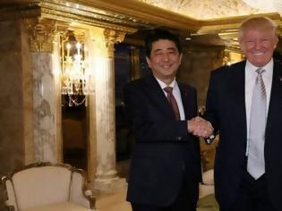 Φωτογραφία για Το ιδιαίτερο δώρο του Τράμπ στον Ιάπωνα πρωθυπουργό