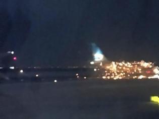 Φωτογραφία για Φωτιά σε αεροσκάφος που ετοιμαζόταν για απογείωση στο αεροδρόμιο της Νέας Υόρκης