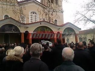 Φωτογραφία για Πάτρα: Βουβός ο πόνος στην κηδεία του 36χρονου Φώτη Τσεντούρου διασώστη του ΕΚΑΒ - Η κίνηση του αδελφού που ράγισε καρδιές