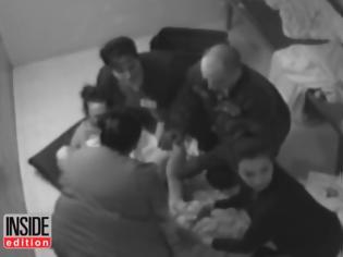 Φωτογραφία για Γέννησε στο πάτωμα του κελιού της στην φυλακή – Συγκλονιστικό βίντεο