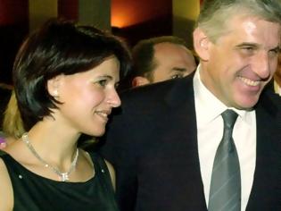 Φωτογραφία για Τα χαμόγελα έσβησαν - Καταδικάστηκαν ο Γιάννος Παπαντωνίου και η σύζυγός του