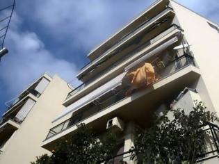 Φωτογραφία για «Καταραμένο» διαμέρισμα στην Κηφισιά: Από το ίδιο μπαλκόνι που σκοτώθηκε 6χρονος είχε αυτοκτονήσει η...