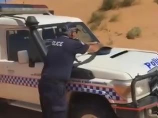 Φωτογραφία για Viral το βίντεο αστυνομικού που τηγανίζει αυγό στο καπό του περιπολικού στην Αυστραλία [vid]