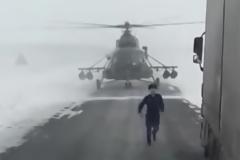 Στρατιωτικό ελικόπτερο προσγειώνεται στον δρόμο και ζητά οδηγίες από οδηγό νταλίκας