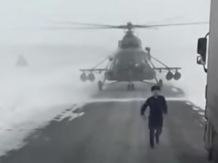 Φωτογραφία για Στρατιωτικό ελικόπτερο προσγειώνεται στον δρόμο και ζητά οδηγίες από οδηγό νταλίκας