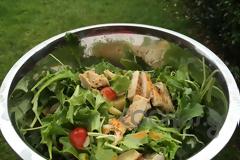 Η συνταγή της Ημέρας: Πράσινη σαλάτα με ψητό κοτόπουλο