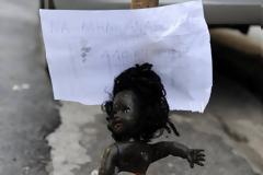 Μυστήριο στην Κυψέλη: Η περίεργη φωτογραφία με τη μαύρη κούκλα και το μήνυμα