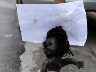 Φωτογραφία για Μυστήριο στην Κυψέλη: Η περίεργη φωτογραφία με τη μαύρη κούκλα και το μήνυμα