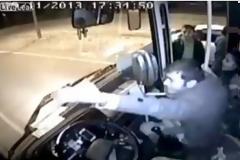 Ίσως ο πιο επικίνδυνος οδηγός λεωφορείου στο κόσμο - Δείτε τι έκανε! [video]