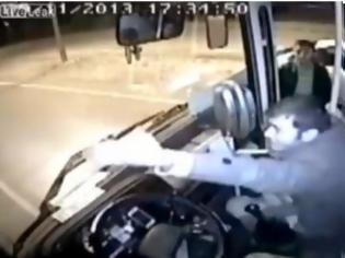 Φωτογραφία για Ίσως ο πιο επικίνδυνος οδηγός λεωφορείου στο κόσμο - Δείτε τι έκανε! [video]