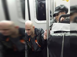 Φωτογραφία για Ένας εξαγριωμένος άνδρας έβριζε τους επιβάτες του μετρό. Τότε, η χειρονομία μιας 70χρονης τον έκανε να ξεσπάσει σε δάκρυα