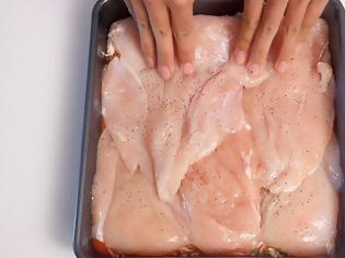Φωτογραφία για Βάζει 4 φιλέτα κοτόπουλο στο ταψί και τα αλατίζει. με 3 εύκολα βήματα και σε μόλις μία ώρα έχει έτοιμο ένα πεντανόστιμο γεύμα!