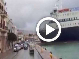 Φωτογραφία για Σκηνή από Χολιγουντιανή ταινία: Το «Νήσος Μύκονος» προσκρούει στο λιμάνι της Χίου!