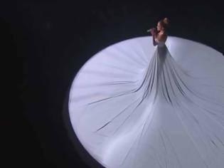 Φωτογραφία για J.Lo: Ξεκινάει να τραγουδάει, αλλά προσέξτε το φόρεμα της όταν η κάμερα κάνει Zoom Out…Μαγικό!