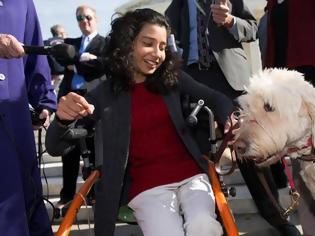 Φωτογραφία για Απαγόρευσαν σε ανάπηρη μαθήτρια να παίρνει μαζί στην τάξη το σκύλο-συνοδό της