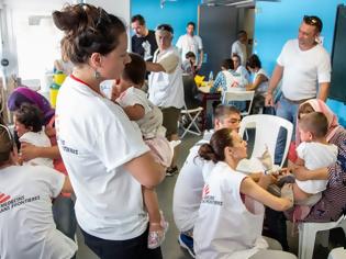 Φωτογραφία για Ο ΠΟΥ «βγάζει το καπέλο» στην Ελλάδα για την εμβολιαστική κάλυψη των προσφύγων
